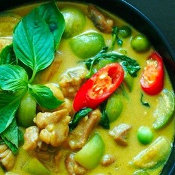 เเกงเขียวหวานไก่  กับข้าว