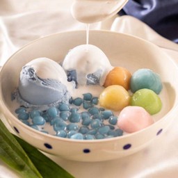 บัวลอยมีไส้ ไอศกรีมกะทิสด(อัญชัน) +เลือกขนมไทย 1 อย่าง