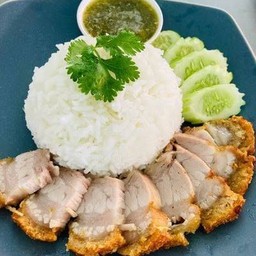 ข้าวหมูกรอบน้ำจิ้มซีฟู้ดและซีอิ้ว