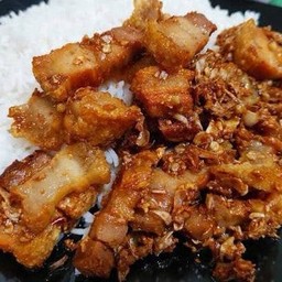 ข้าวหมูกรอบกระเทียม
