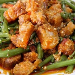 ผัดพริกแกงหมูกรอบผักบุ้งจีนราดข้าว