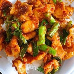 ข้าวไก่ผัดพริกแกง