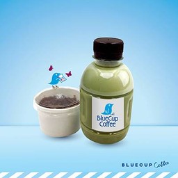 มัตฉะชาเขียวลาเต้เย็นกับถั่วแดง