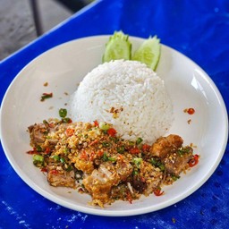 หมูกรอบคั่วพริกเกลือราดข้าว