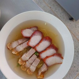 ก๋วยเตี๋ยวหมูแดง+หมูกรอบ