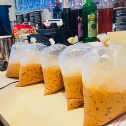 ชาเย็นใส่ถุงกระดาษ