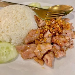 หมูทอดกระเทียมพริกไทย ราดข้าว