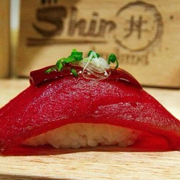 ซูชิ ทูน่าหมักซอสพิเศษ ท็อปด้วยเจลลี่พอนสึเลมอน.