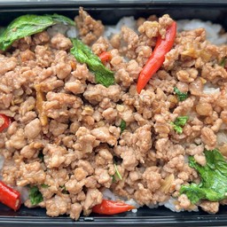 ผัดกะเพราหมูสับราดข้าว (หมูสับอย่างดี)