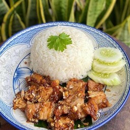 ข้าวหมูกรอบผัดกระเทียม