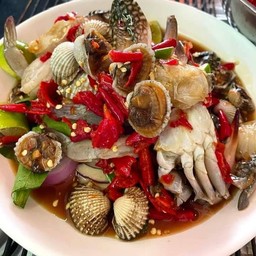 ยำปูม้า หอยแครง กุ้งสด แถม ขนมจีน