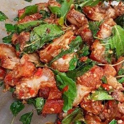 กระเพราหมูกรอบ ราดข้าว