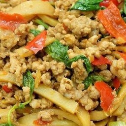 ผัดพริกกะเพราหน่อไม้ไก่ราดข้าว