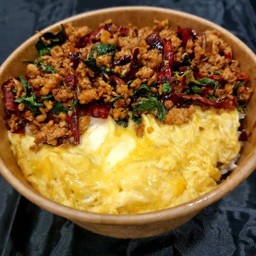 ข้าวกระเพาหมูสับพริกแห้งไข่ข้น