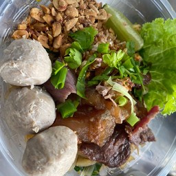 ก๋วยเตี๋ยวแห้งเนื้อรวม