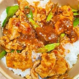 ข้าวหมูผัดพริกแกง