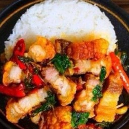 ข้าวกะเพาหมูกรอบ