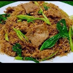 ผัดชีอิ๋วหมูเส้นหมี่