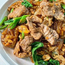 ผัดชีอิ๋วหมูเส้นใหญ่