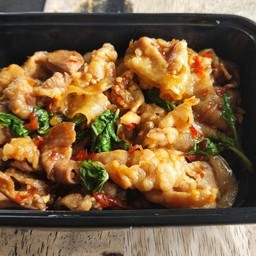 กะเพราเนื้อสไลด์ (กับข้าว)