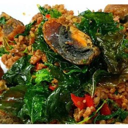 ข้าวกระเพราไข่เยี่ยวม้า