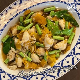 เนื้อปูก้อนผัดพริกเหลือง