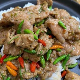 ข้าวหมูชิ้นผัดกะปิ