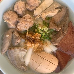 ก๋วยจั๊บหมูรวมน้ำใส