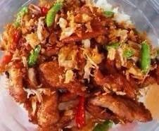 ข้าวหมูทอดกระเทียมพริกขี้หนูสด
