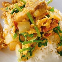 ข้าวหมูกรอบผัดผงกะหรี่