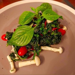 ผักโขมและเห็ด ผัดน้ำมันมะกอกพริกแห้ง+แฮม