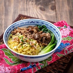 บะหมี่เป๊าะกระดูกมหมูตุ๋นหมูสับซอสพริกไทยดำ