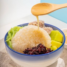 น้ำแข็งใส ใส่เครื่อง 4 อย่่าง + กะทิน้ำตาลเคี่ยว