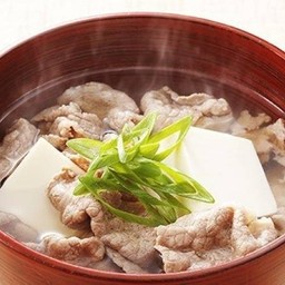 Beef-Soup ซุปเนื้อสไตล์ญี่ปุ่นพร้อมเต้าหู้สองชิ้น  和風ビーフスープ
