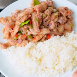 ข้าวหมูสามชั้นผัดกะปิ