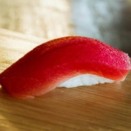 ซูชิทูน่าหมักซอสพิเศษ.