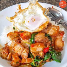 กระเพราหมูกรอบราดข้าว