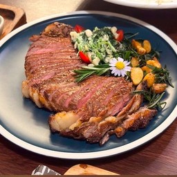 สเต๊กริบอายกับผักโขมผัดเห็ดและเฟรนช์หรือสลัด