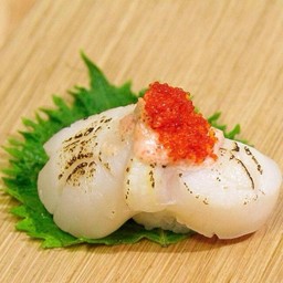 ซูชิ หอยเชลล์เผาไฟซอสเมนไต.