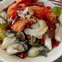 ยำแซลม่อน หอยนางรม กุ้งสด หอยแครง แถม แคปหมู