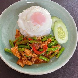 ผัดพริกแกงราดข้าว