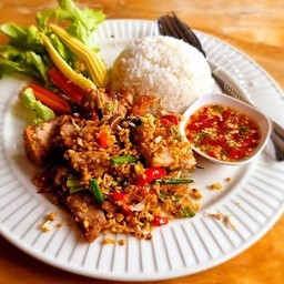 หมูกรอบคั่วพริกเกลือราดข้าว