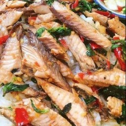 กะเพาปลาทูราดข้าว