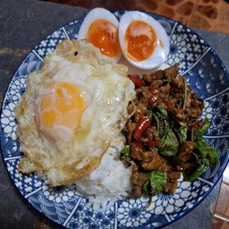 กระเพราเนื้อไข่ต้ม