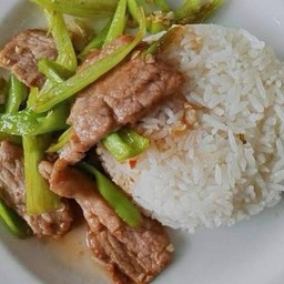 ข้าวเนื้อผัดพริกหยวก