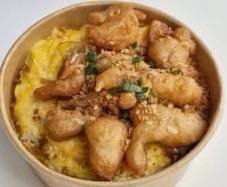 ข้าวไก่กรอบทอดกระเทียมไข่ข้น