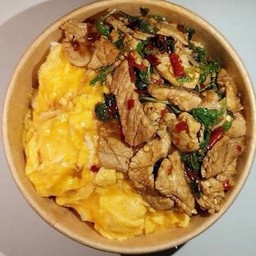 ข้าวกะเพาพริกแห้งหมูชิ้นไข่ข้น