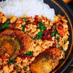 ข้าวกะเพาหมูสับไข่เยี่ยมม้า