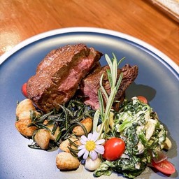 สเต๊กฟิลเลมิยองเนื้อสันในกับผักโขมผัดเห็ดและเฟรนช์ฟรายส์หรืิอสลัด