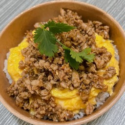 ข้าวหมูสับทอดกระเทียมไข่ข้น